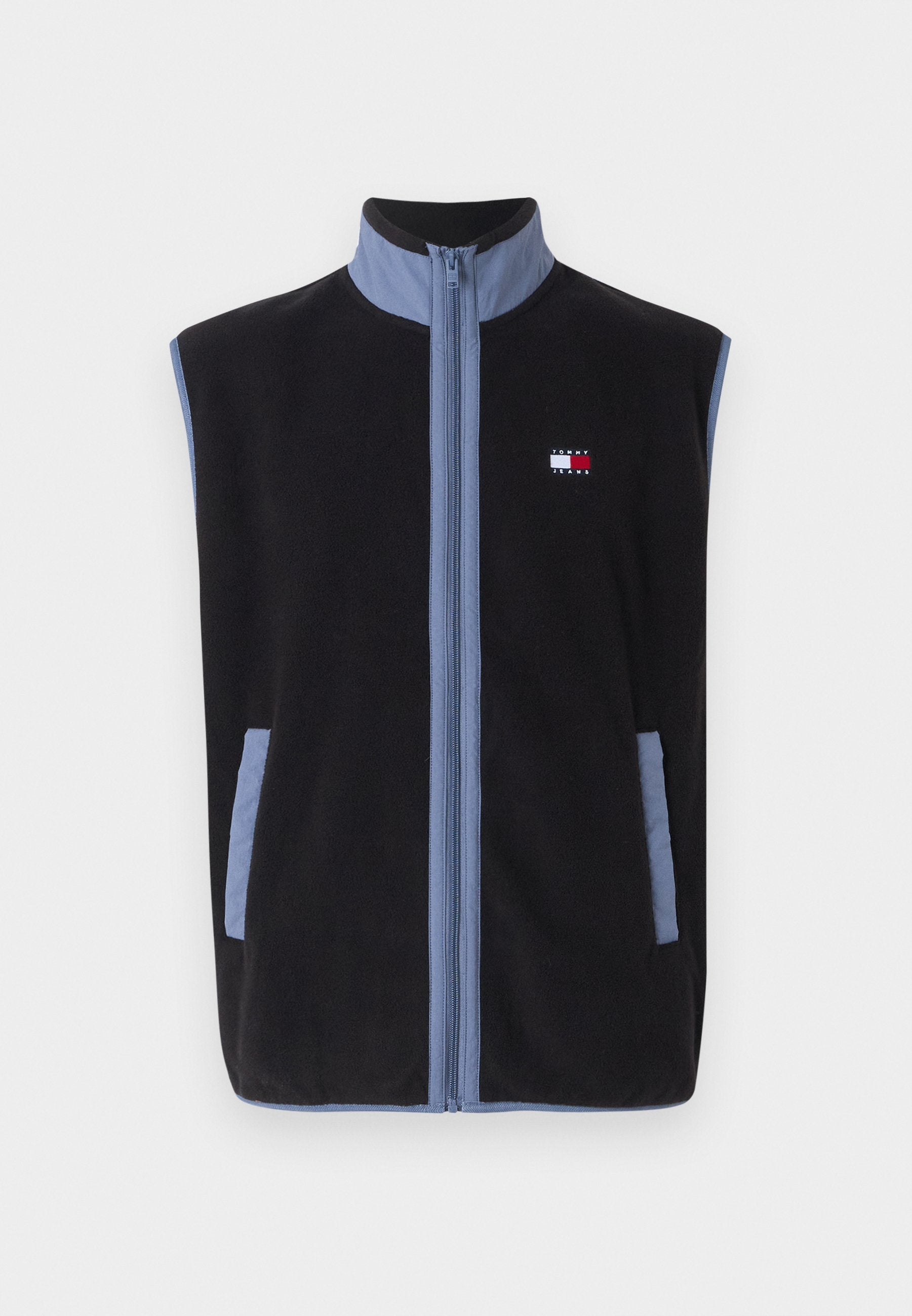 Schwarze Fleece-Weste mit hohem Kragen, die hellblaue Akzente und Taschen aufweist, mit einem durchgehenden Reißverschluss und einem kleinen Logo auf der Brust.