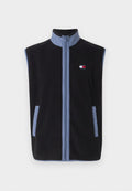 Schwarze Fleece-Weste mit hohem Kragen, die hellblaue Akzente und Taschen aufweist, mit einem durchgehenden Reißverschluss und einem kleinen Logo auf der Brust.