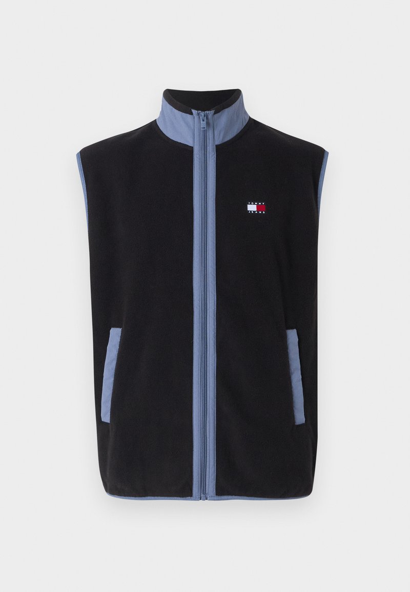 Schwarze Fleece-Weste mit hohem Kragen, die hellblaue Akzente und Taschen aufweist, mit einem durchgehenden Reißverschluss und einem kleinen Logo auf der Brust.