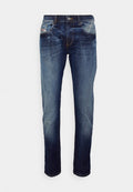 Dunkelblaue Denim-Jeans mit leichtem Fade, ausgestattet mit fünf Taschen, einem Knopfverschluss und sichtbaren Nähten. Abnutzungserscheinungen sind deutlich erkennbar.