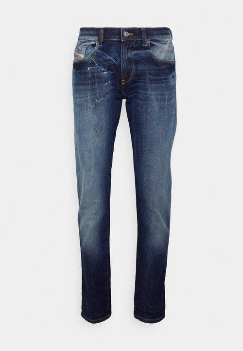 Dunkelblaue Denim-Jeans mit leichtem Fade, ausgestattet mit fünf Taschen, einem Knopfverschluss und sichtbaren Nähten. Abnutzungserscheinungen sind deutlich erkennbar.