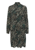 Schwarzes Kleid mit hohem Kragen und langen Ärmeln. Es besitzt ein Tigerstreifen-Muster in Beige und Teal, mit einer fließenden Silhouette und gerafftem Textur.