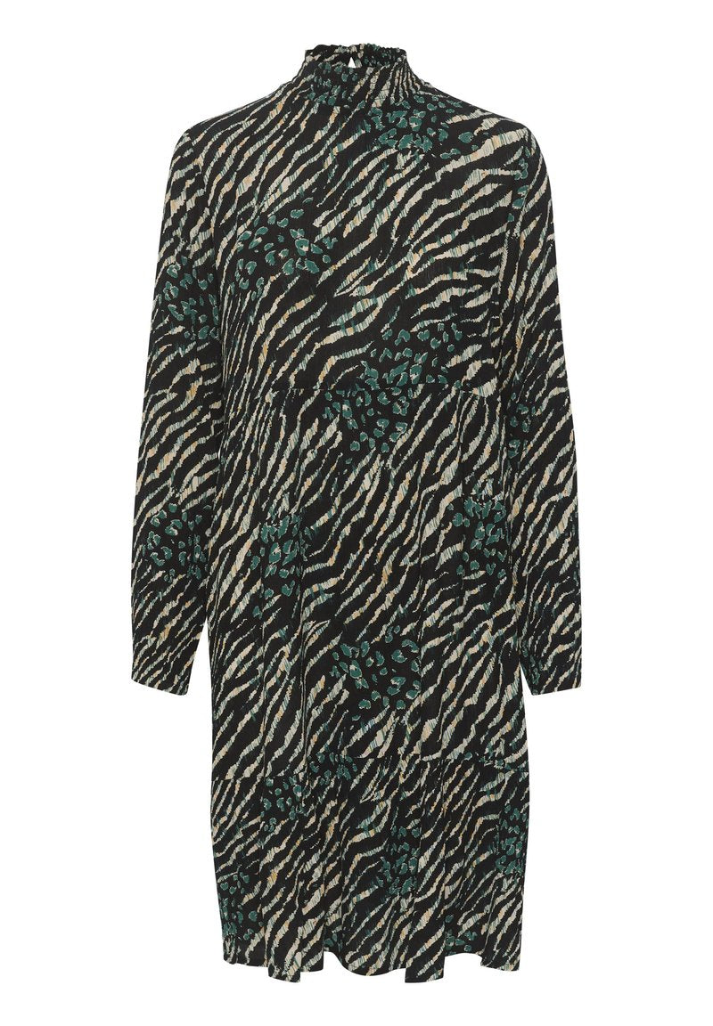 Schwarzes Kleid mit hohem Kragen und langen Ärmeln. Es besitzt ein Tigerstreifen-Muster in Beige und Teal, mit einer fließenden Silhouette und gerafftem Textur.