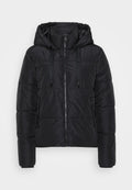 Schwarze Pufferjacke mit Kapuze, ausgestattet mit einem Reißverschluss, elastischen Bündchen und zwei Seitentaschen. Glatte Textur mit gestepptem Design.