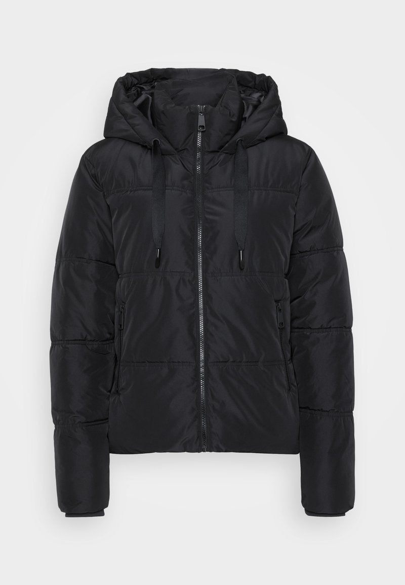 Schwarze Pufferjacke mit Kapuze, ausgestattet mit einem Reißverschluss, elastischen Bündchen und zwei Seitentaschen. Glatte Textur mit gestepptem Design.