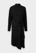 Schwarzes langärmeliges Kleid mit Kragen, Knopfleiste vorne und tailliertem Gürtel. Verfügt über einen asymmetrischen Saum und eine glatte Stoffstruktur.