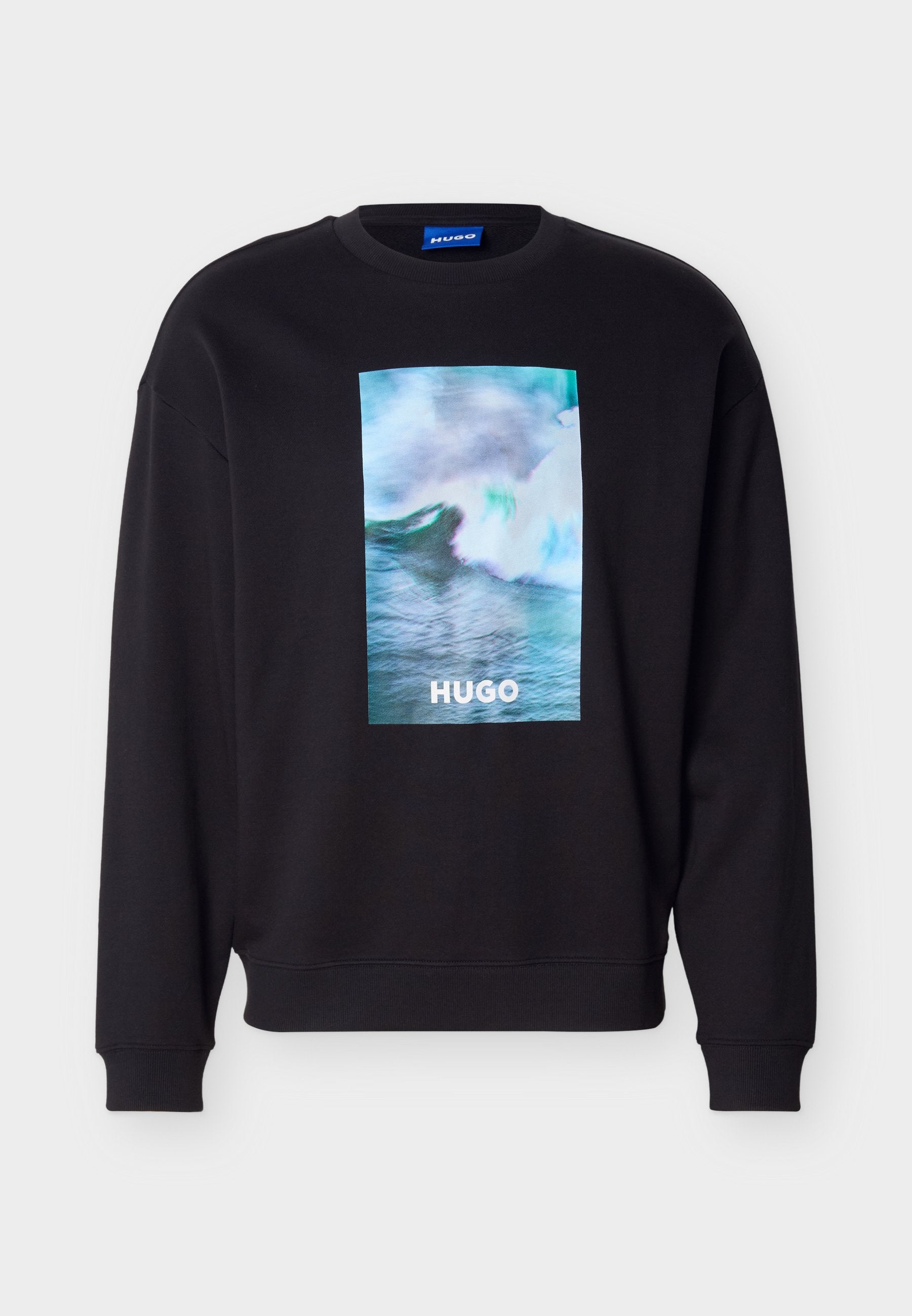 Schwarzer Pullover mit einem bunten Ozeanwellen-Design und dem Schriftzug "HUGO" mittig auf der Vorderseite, mit gerippten Bündchen und Saum.