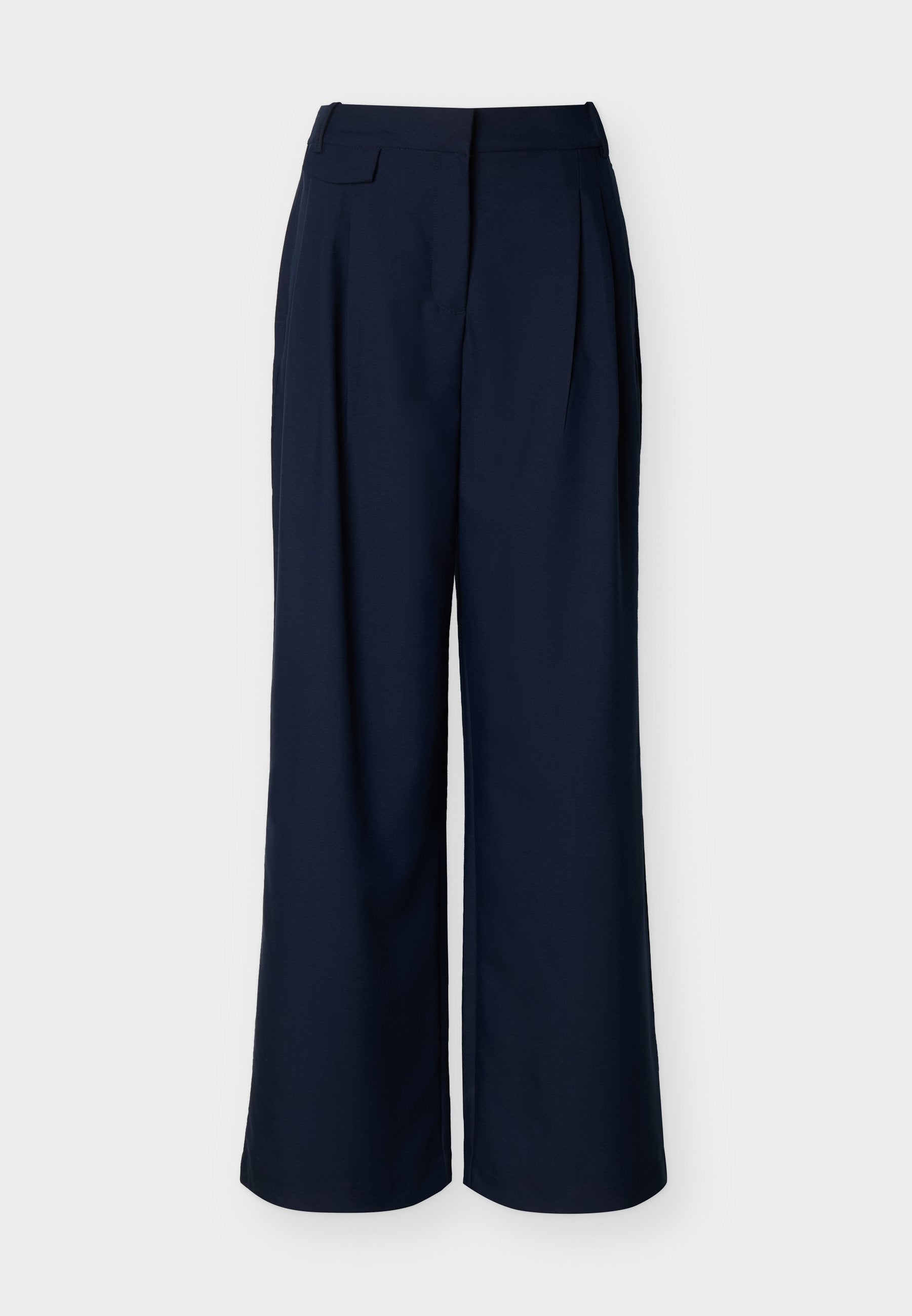 Marineblaue, weit geschnittene Hosen mit hoher Taille und vorderen Falten, vor einem schlichten weißen Hintergrund präsentiert.