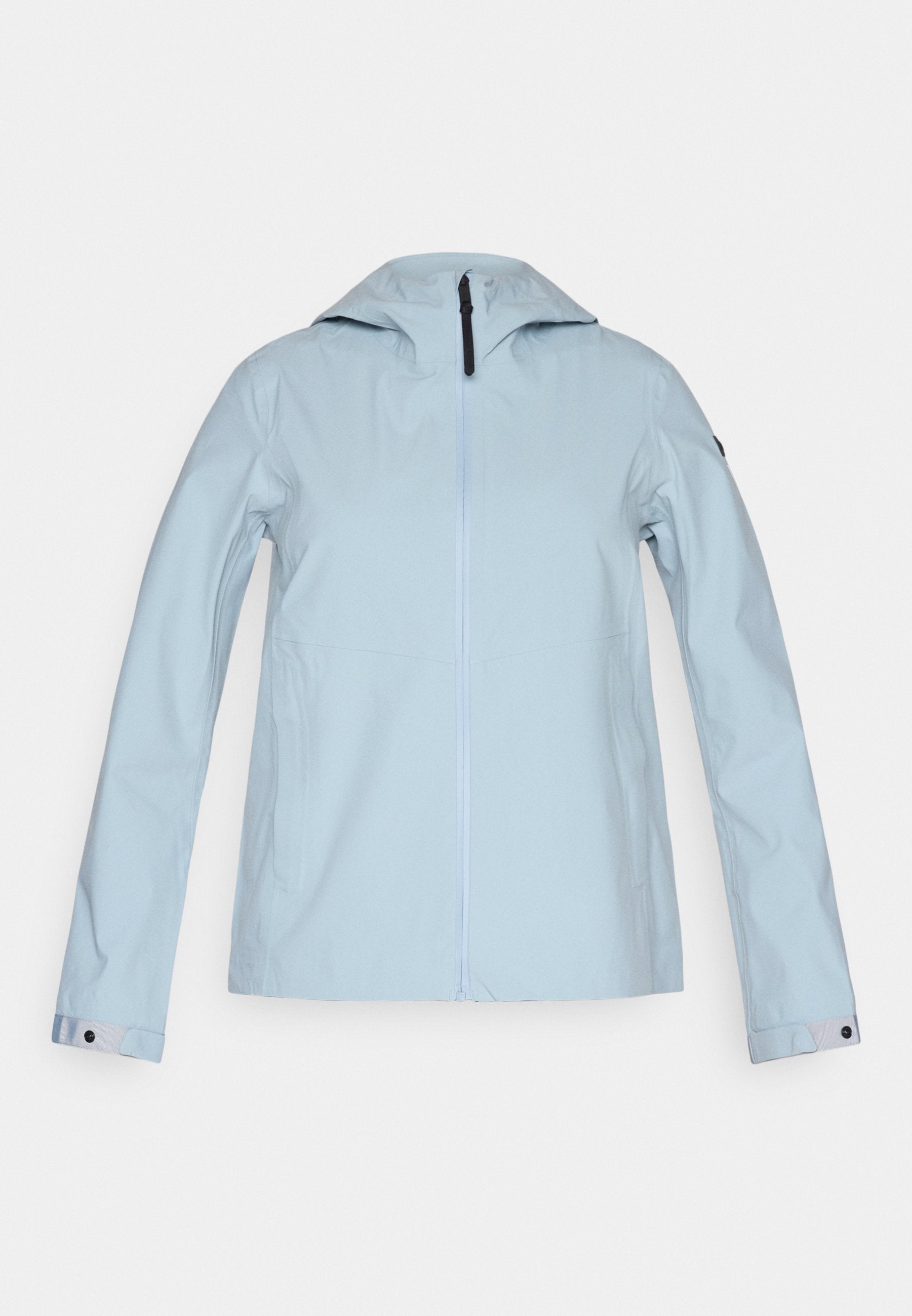 Hellblaue wasserdichte Jacke mit Kapuze, Frontreißverschluss und verstellbaren Bündchen, auf einfarbigem Hintergrund dargestellt.