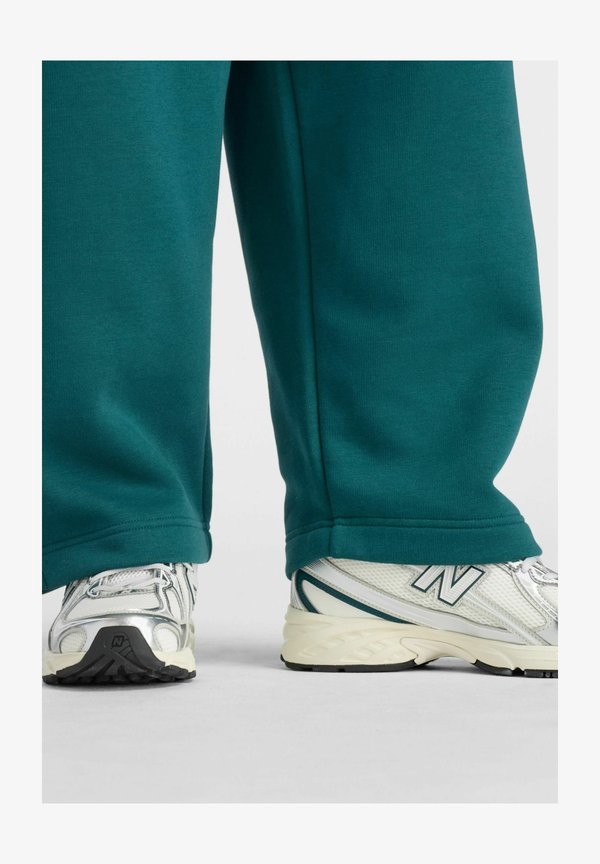 New Balance Tracksuit bottoms - medusa green
