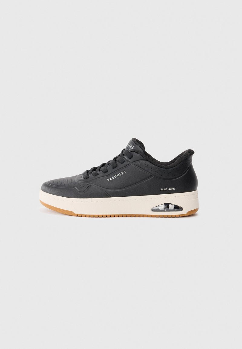 Schwarze Sneaker mit glatter Oberfläche, perforiertem Design und weißer Zwischensohle. Verfügt über eine Gummisohle und sichtbare Luftpolsterung.