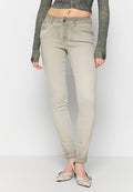Schmal geschnittene hellbeige Jeans mit glatter Textur, klassischem Fünf-Taschen-Design und einem Knopfverschluss am Bund.