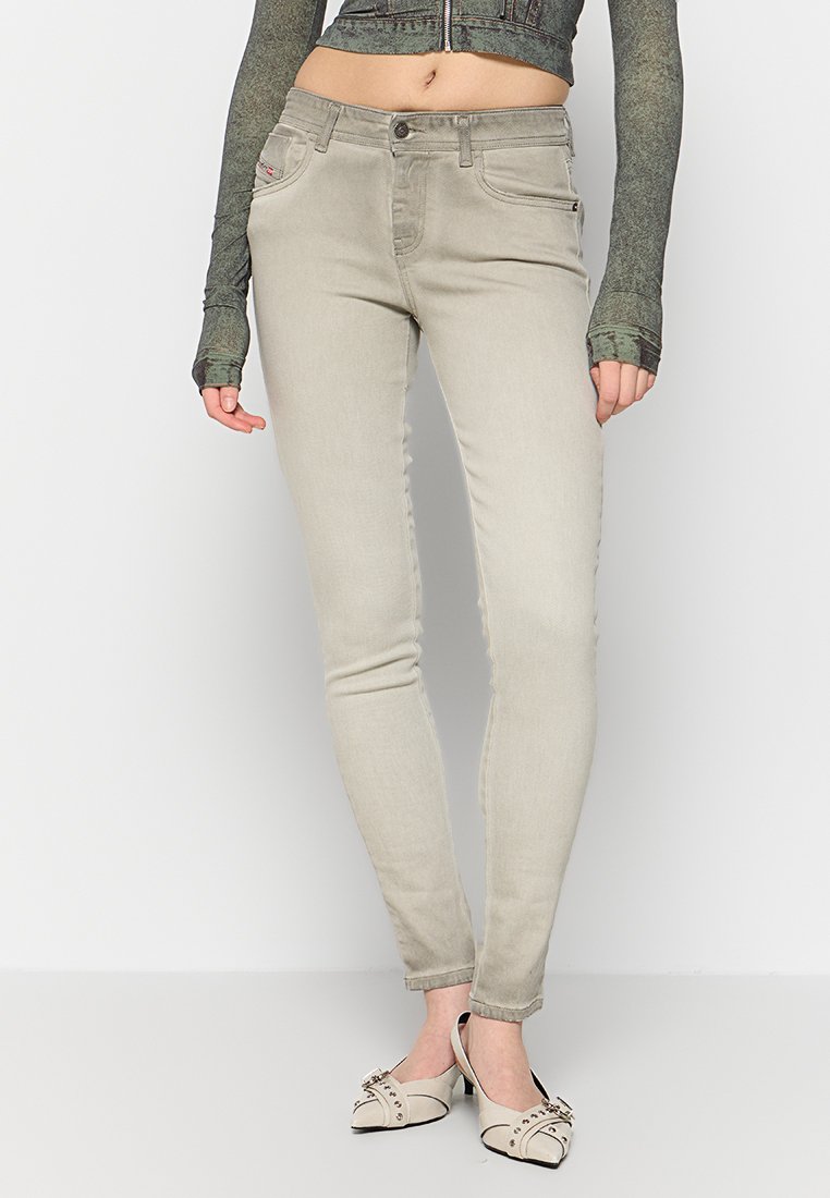 Schmal geschnittene hellbeige Jeans mit glatter Textur, klassischem Fünf-Taschen-Design und einem Knopfverschluss am Bund.