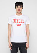 Weißes Baumwoll-T-Shirt mit auffälligem roten "DIESEL"-Schriftzug und der Grafik "1978". Kurzärmlig, Rundhalsausschnitt und normale Passform. Minimalistisches Design.