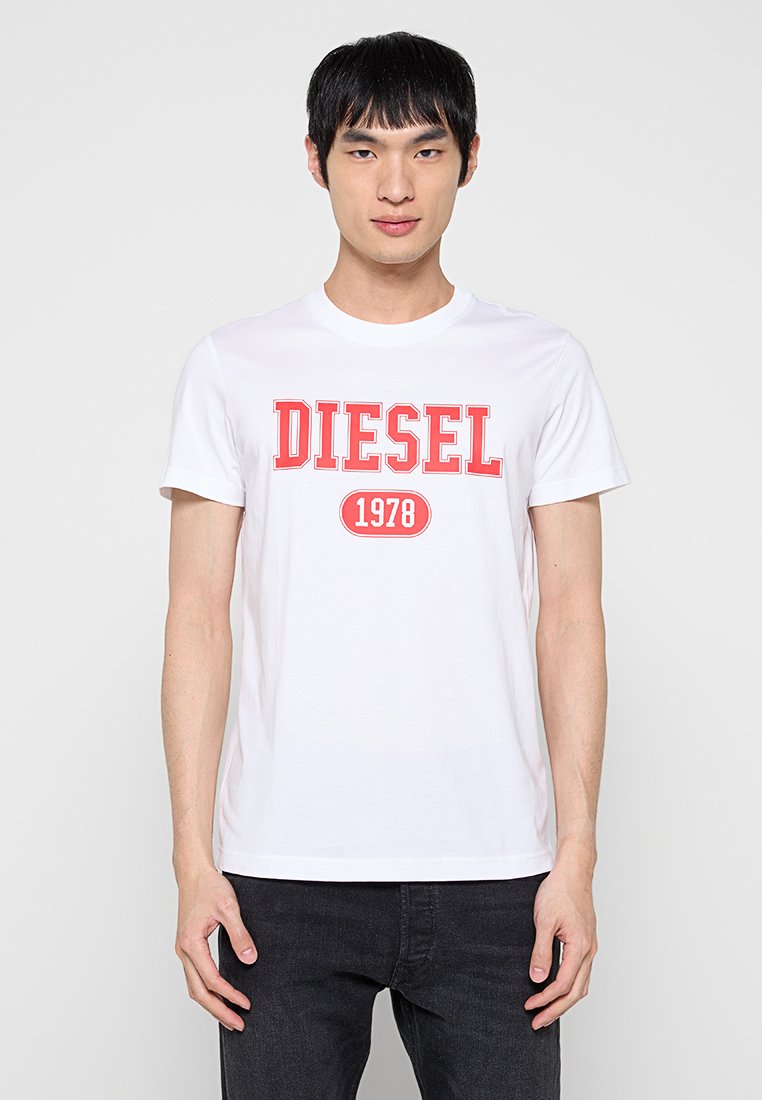 Weißes Baumwoll-T-Shirt mit auffälligem roten "DIESEL"-Schriftzug und der Grafik "1978". Kurzärmlig, Rundhalsausschnitt und normale Passform. Minimalistisches Design.