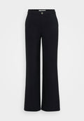 Schwarze weit geschnittene Hose aus glattem Stoff, mit einem vorderen Knopfverschluss, Gürtelschlaufen und dezenten Nähten für ein sauberes Design.