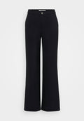Schwarze weit geschnittene Hose aus glattem Stoff, mit einem vorderen Knopfverschluss, Gürtelschlaufen und dezenten Nähten für ein sauberes Design.