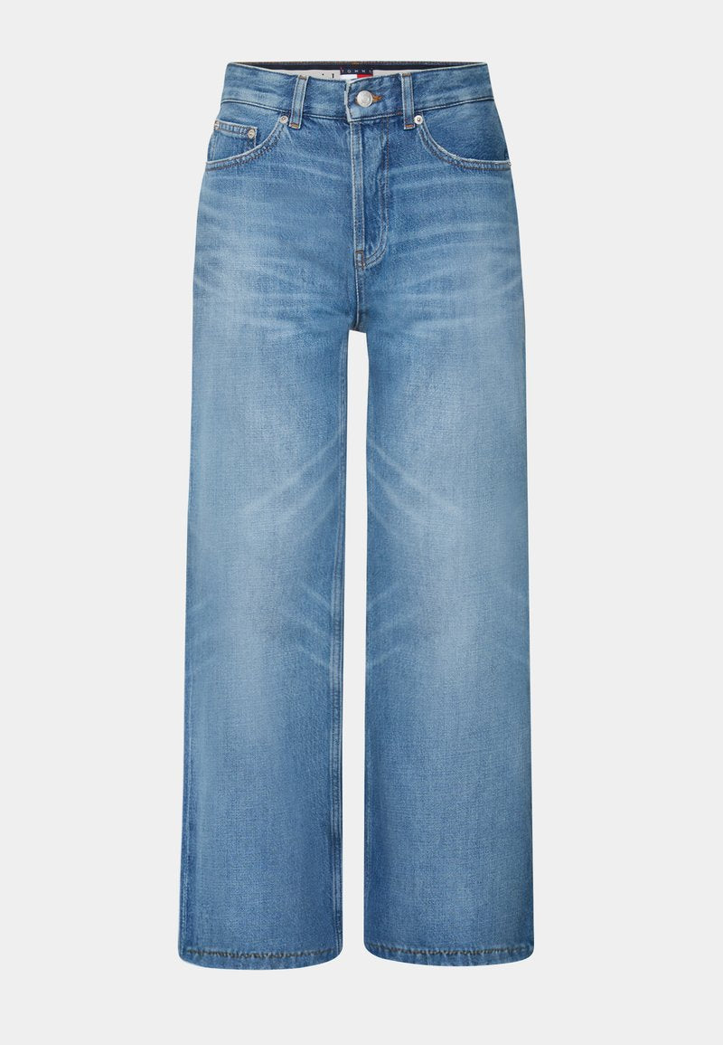 Helle blaue weit geschnittene Jeans aus Denim-Stoff mit hoher Taille, ausgestattet mit fünf Taschen und subtilen Ausbleichungen.