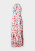 Blumen-Maxi-Kleid mit Halterneck-Design, farbenfrohem rot-blauen Blumenmuster auf hellem Hintergrund und einem gestuften Rock.