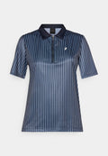 Navyblaues Polo-Shirt mit kurzen Ä sleeves, vertikalen weißen Streifen, einem Reißverschlusskragen und einem kleinen Logo auf der Brust. Glattes, leichtes Material.