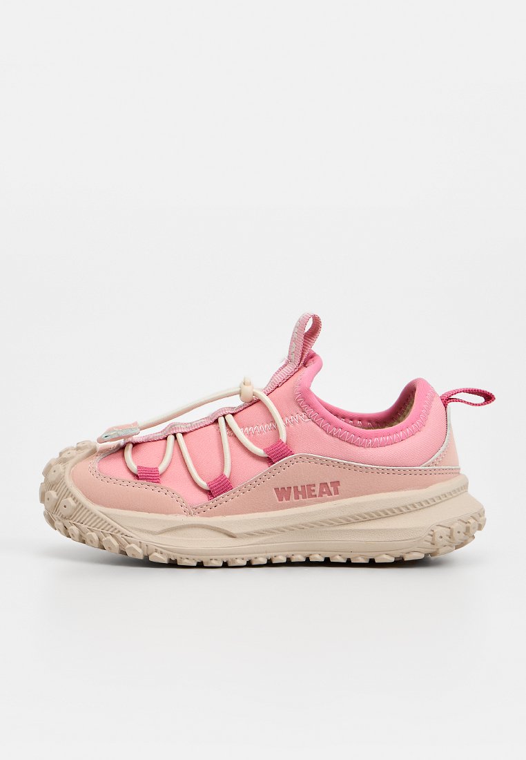 Kinder-Sneaker in Pink und Beige mit dicker, strukturierter Sohle, elastischem Schnürsystem, Zuglaschen und "WHEAT"-Logo an der Seite.