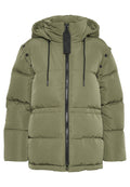Olivgrüne Steppjacke mit Kapuze, Frontzipper und schwarzen Kordeln. Verfügt über schwarze Knöpfe an den Schultern und eine gesteppten Textur.