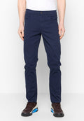 Navyblaue Chinos mit slim Fit, ausgestattet mit Vorder- und Gesäßtaschen, einem Reißverschluss und einem glatten Baumwollmischgewebe.