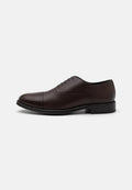 Braune Lederdressschuhe mit glatter Oberfläche, runder Zehenform, fünf Ösen-Schnürung und niedrigem, gestapeltem Absatz.