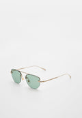 Sonnenbrille mit goldenem Metallgestell, dünnen Bügeln und grün getönten rechteckigen Gläsern, schräg auf weißem Hintergrund dargestellt.