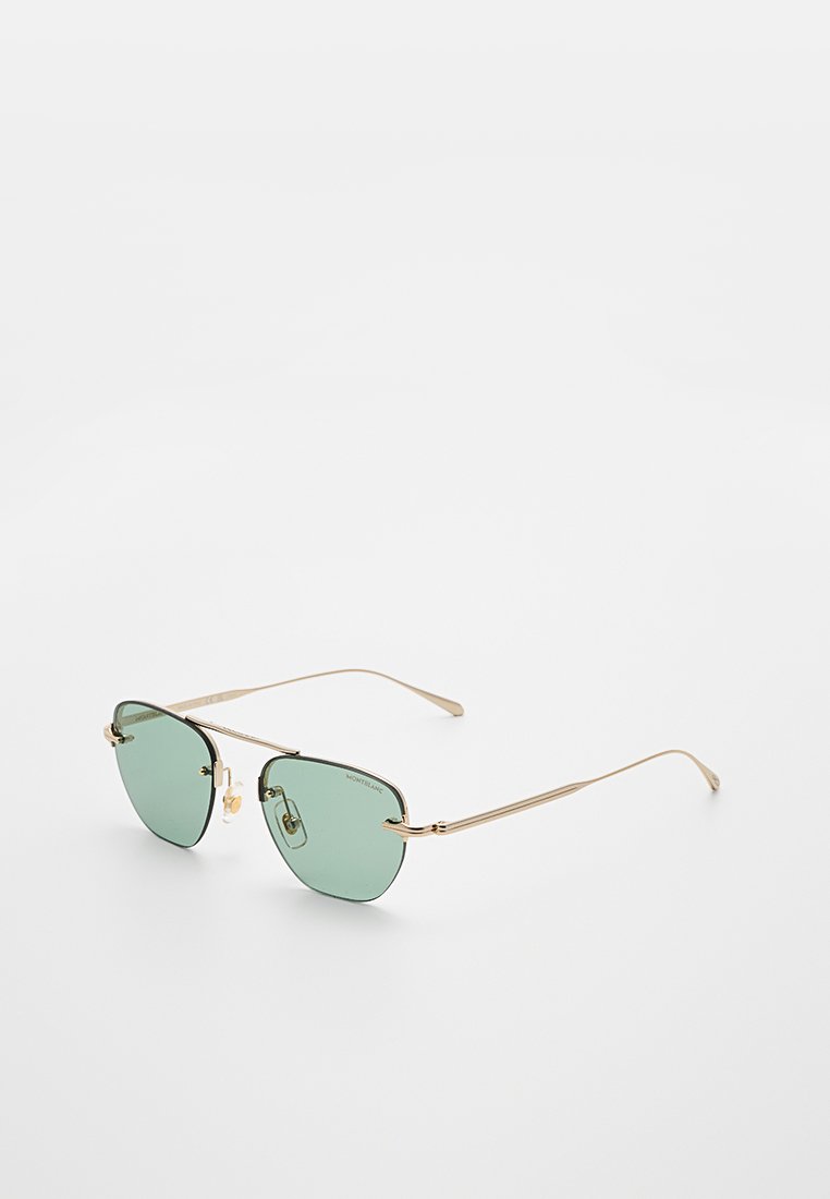 Sonnenbrille mit goldenem Metallgestell, dünnen Bügeln und grün getönten rechteckigen Gläsern, schräg auf weißem Hintergrund dargestellt.