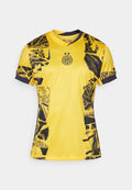 Gelbes Fußballtrikot aus leichtem Material, mit modernem grafischen Druck in Schwarz, rundem Ausschnitt und kurzen Ärmeln.