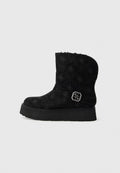 Schwarze Knöchelstiefel aus strukturiertem Wildleder, mit einem Muster und silbernen Hardwaredetails. Das Design hat eine runde Zehenpartie und eine klobige Plateausohle.