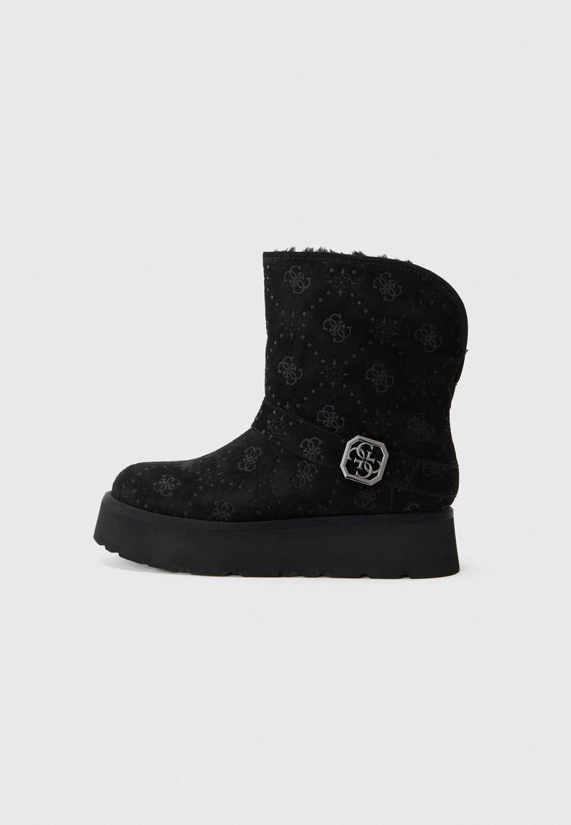 Schwarze Knöchelstiefel aus strukturiertem Wildleder, mit einem Muster und silbernen Hardwaredetails. Das Design hat eine runde Zehenpartie und eine klobige Plateausohle.