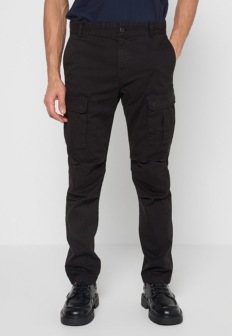 Schwarze Cargo-Hose mit klassischer Passform, ausgestattet mit mehreren Seitentaschen, einem Knopfverschluss und weichem Baumwollmaterial für Komfort.