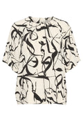 Weiße Bluse mit einem abstrakten Muster aus schwarzer Tinte. Verfügt über kurze Ärmel, einen runden Halsausschnitt und Falten an der Vorderseite für zusätzliche Textur.