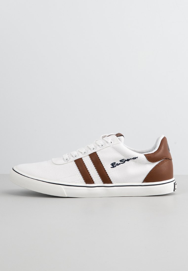 Weiße Sneaker mit braunen Lederakzenten, aus Canvas-Material, drei braunen Streifen und einem Logo an der Seite. Gummisohle mit weißen Akzenten.