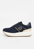 Marineblaue Wildleder-Sneaker mit weißer dicker Sohle, goldenem rundem Logo an der Seite, beigem Absatzdetail und schwarzen Schnürsenkeln.