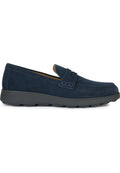 Marineblaue Wildleder-Lederschuhe mit abgerundeter Spitze, strukturiertem Obermaterial und einer Gummisohle mit abgerundeten Stollen für besseren Halt. Mit einer dekorativen Naht akzentuiert.