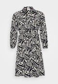 Langärmliges Kleid im schwarz-weißen Zebra-Muster, mit einem kragenförmigen Ausschnitt und einem Taillengürtel. Hergestellt aus einem glatten, leichten Stoff.