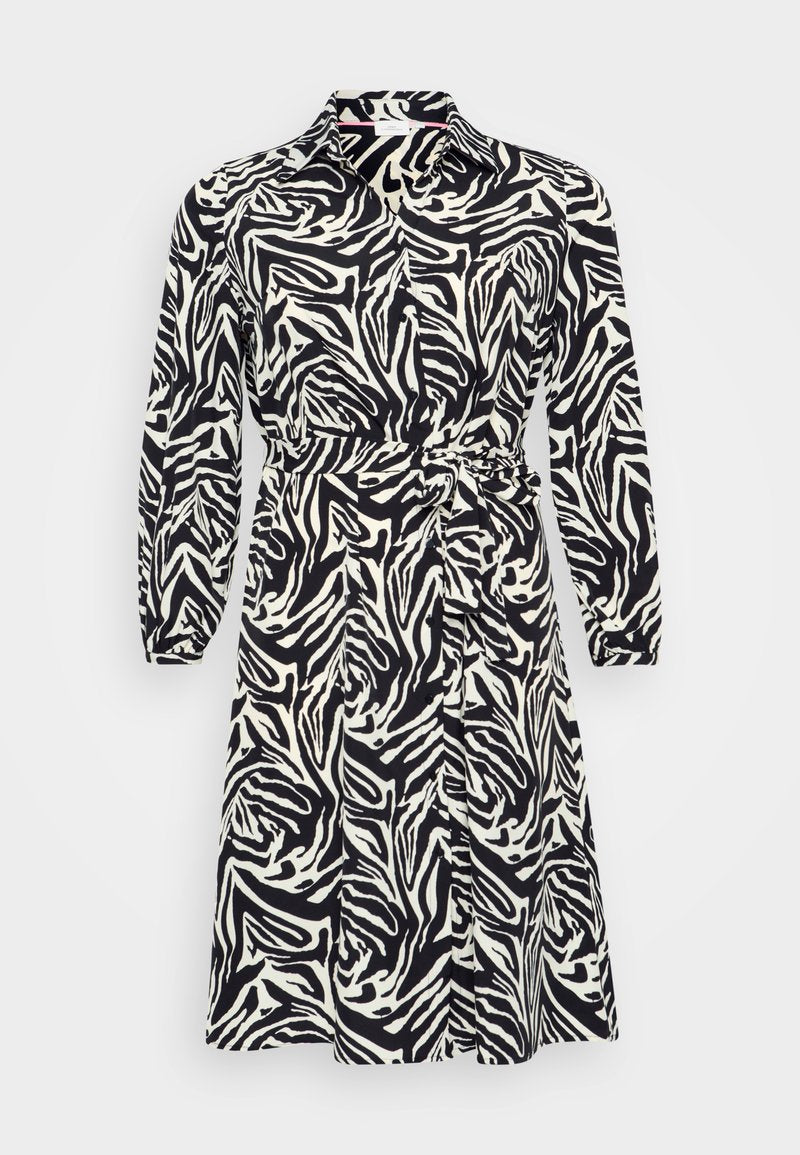Langärmliges Kleid im schwarz-weißen Zebra-Muster, mit einem kragenförmigen Ausschnitt und einem Taillengürtel. Hergestellt aus einem glatten, leichten Stoff.