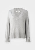 Hellgrauer Strickpullover aus Wollmischung mit V-Ausschnitt, gerippten Bündchen, Saum und Ausschnitt, der die gefalteten Ärmelsäume zeigt.