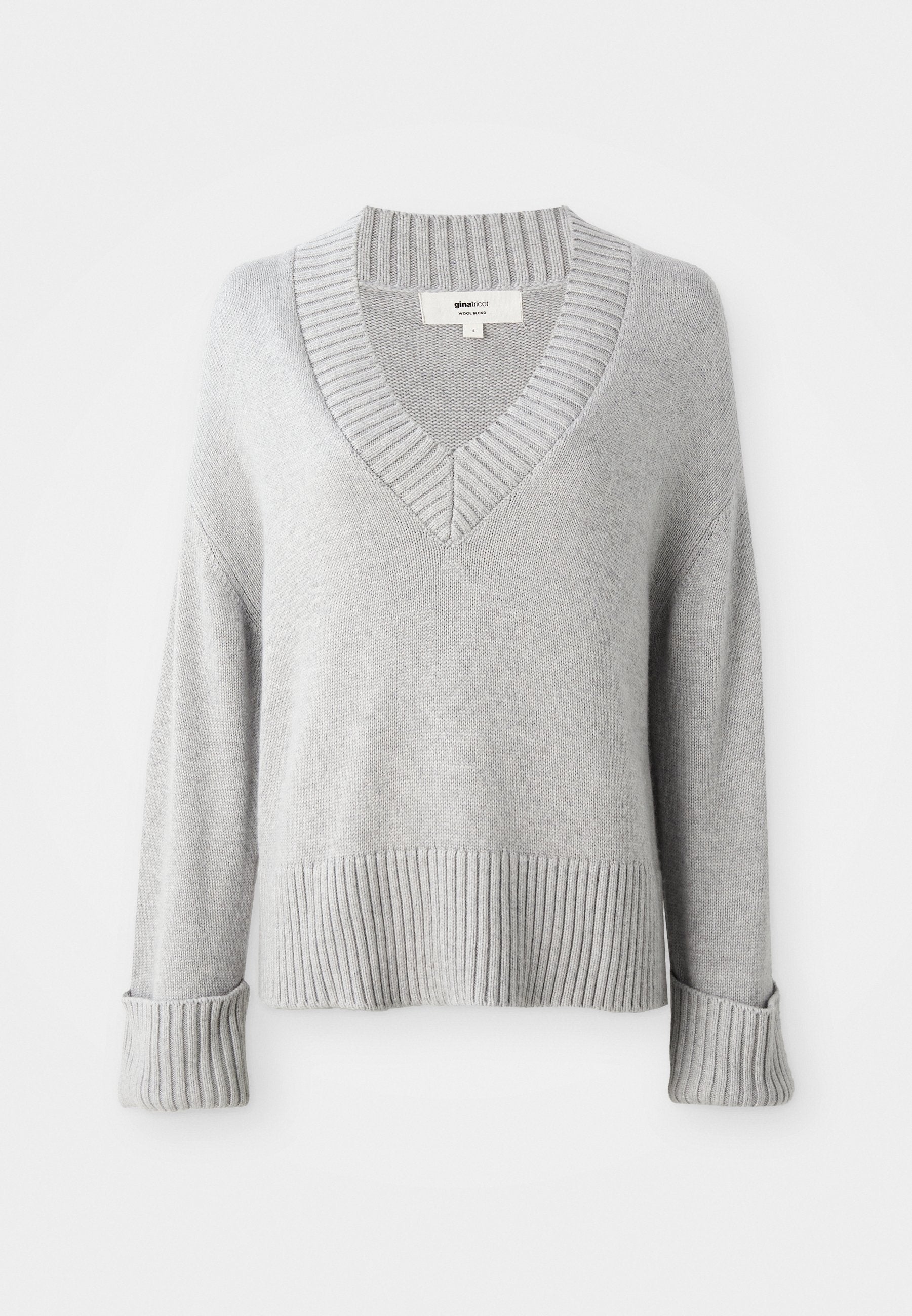 Hellgrauer Strickpullover aus Wollmischung mit V-Ausschnitt, gerippten Bündchen, Saum und Ausschnitt, der die gefalteten Ärmelsäume zeigt.