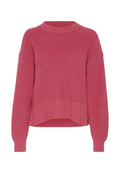 Rosa gestrickter Pullover mit strukturierter Gestaltung, rundem Ausschnitt und fallenden Schultern. Rippstrickbündchen und -saum sorgen für eine entspannte Passform.