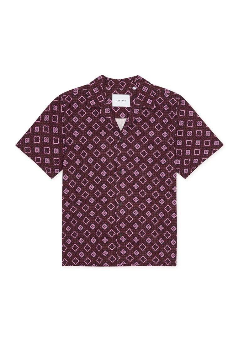 Kurzärmeliges Hemd in dunklem Burgunderrot mit einem geometrischen Blumenmuster in Rosa und Weiß. Verfügt über einen Reverskragen und eine durchgehende Knopfleiste.