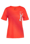 Rotes Dri-FIT T-Shirt mit kurzen Ärmeln und V-Ausschnitt. Mit diagonaler Streifenoptik in einem helleren Farbton und silbernem Nike-Logo auf der linken Vorderseite.