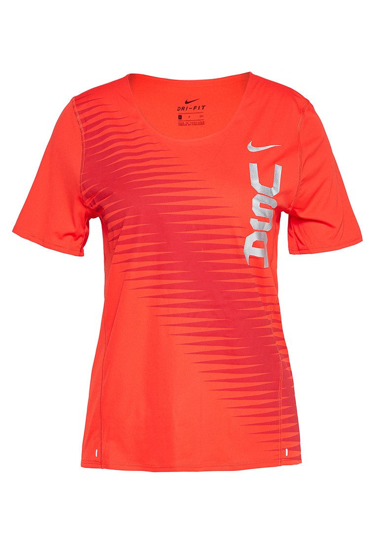 Rotes Dri-FIT T-Shirt mit kurzen Ärmeln und V-Ausschnitt. Mit diagonaler Streifenoptik in einem helleren Farbton und silbernem Nike-Logo auf der linken Vorderseite.