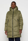 Olivgrüner Puffer-Mantel mit hohem Kragen, Reißverschluss und diagonalen Steppdetails. Verfügt über Seitentaschen und eine lockere Passform.