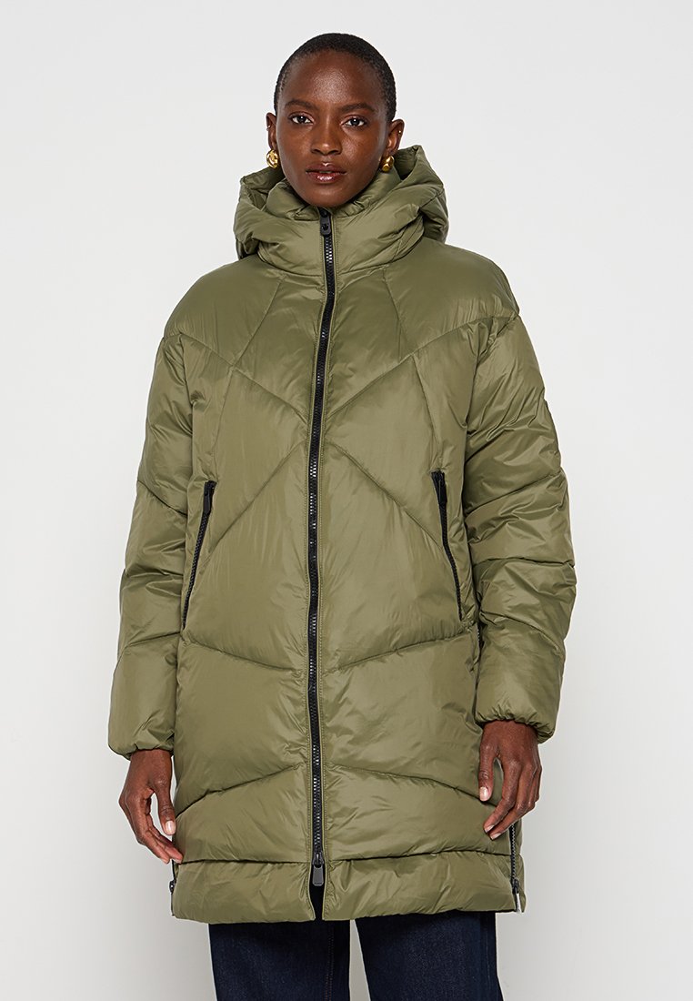Olivgrüner Puffer-Mantel mit hohem Kragen, Reißverschluss und diagonalen Steppdetails. Verfügt über Seitentaschen und eine lockere Passform.