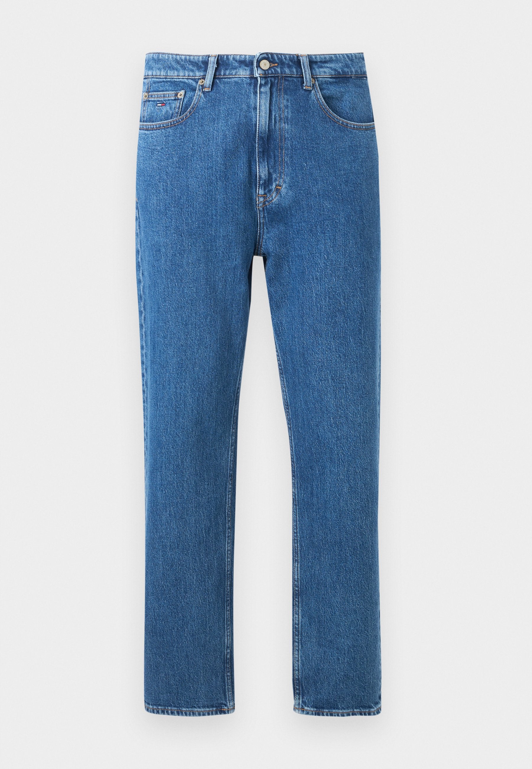 Blaue Jeans mit geradem Bein, klassischem Fünf-Taschen-Design, Knopfverschluss und Gürtelschlaufen vor weißem Hintergrund.