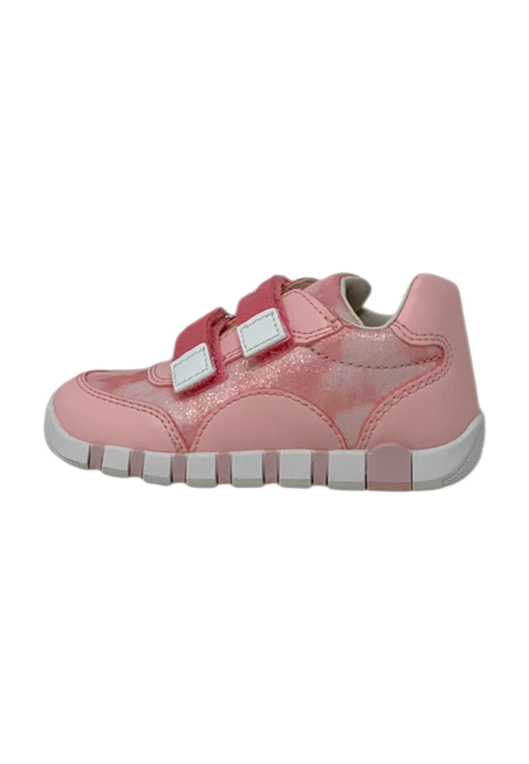Rosa synthetische Schuhe mit zwei verstellbaren Riemen, strukturiertem Obermaterial und einer weißen Gummisohle mit segmentiertem Design.
